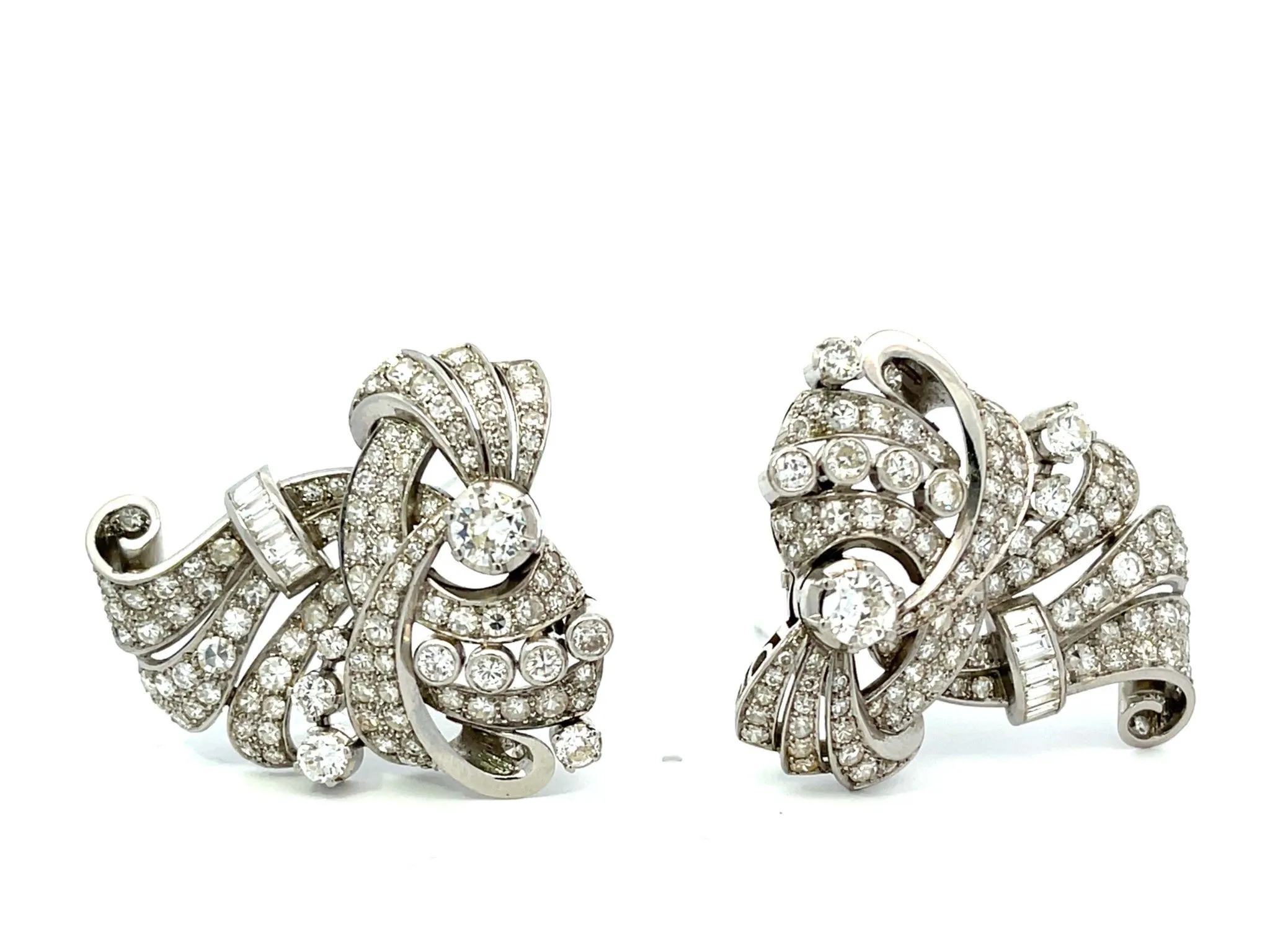 Art Deco Diamond Double Clip Brooch/Pendant in Platinum, 7.68 Carats