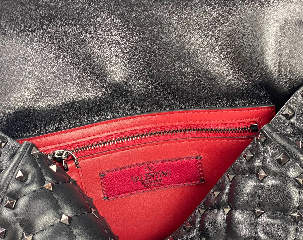 MEDIUM ROCKSTUD SPIKE NAPPA LEATHER BAG black