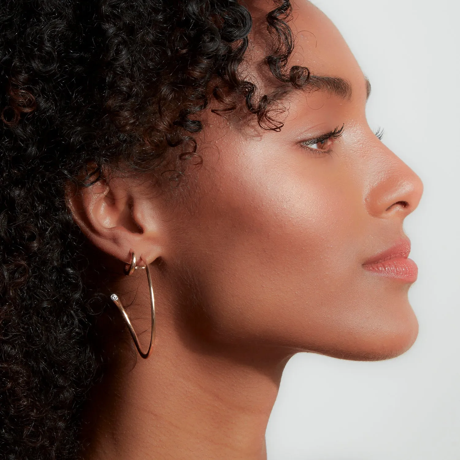 THOBY 18K TUBULAR HUGGIE EARRINGS
